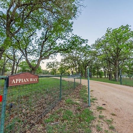 Appian Way Tuscan Cottage フレデリックスバーグ エクステリア 写真
